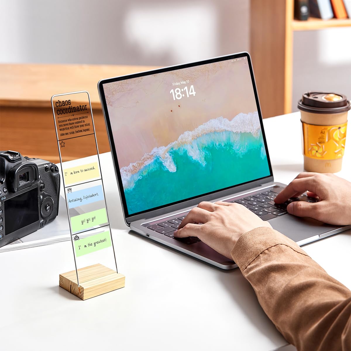 Monitor Memo Board with Removable Wooden Base Acrylic Portable Sticky Note Holder, Chaos Coordinator Acrylic Message Board Sign, Office Desk Desk Set Sticky Notes 100 Sheets