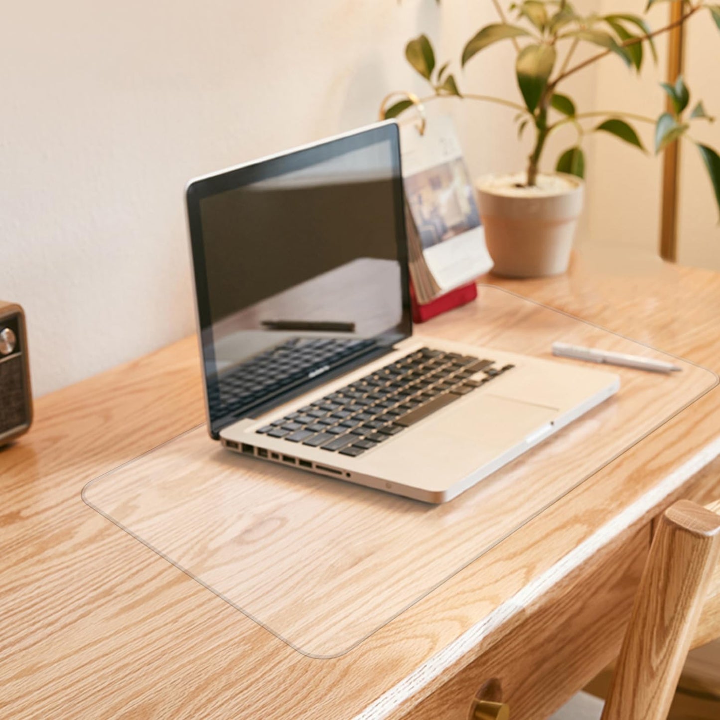 LBJFYHJN Clear Desk Mat, Non-Slip PVC Desk Protector Mat with Round Edge, Heat Resistant & Waterproof Clear Desk Writing Mat for Home and Office (27.6''*15.7'')
