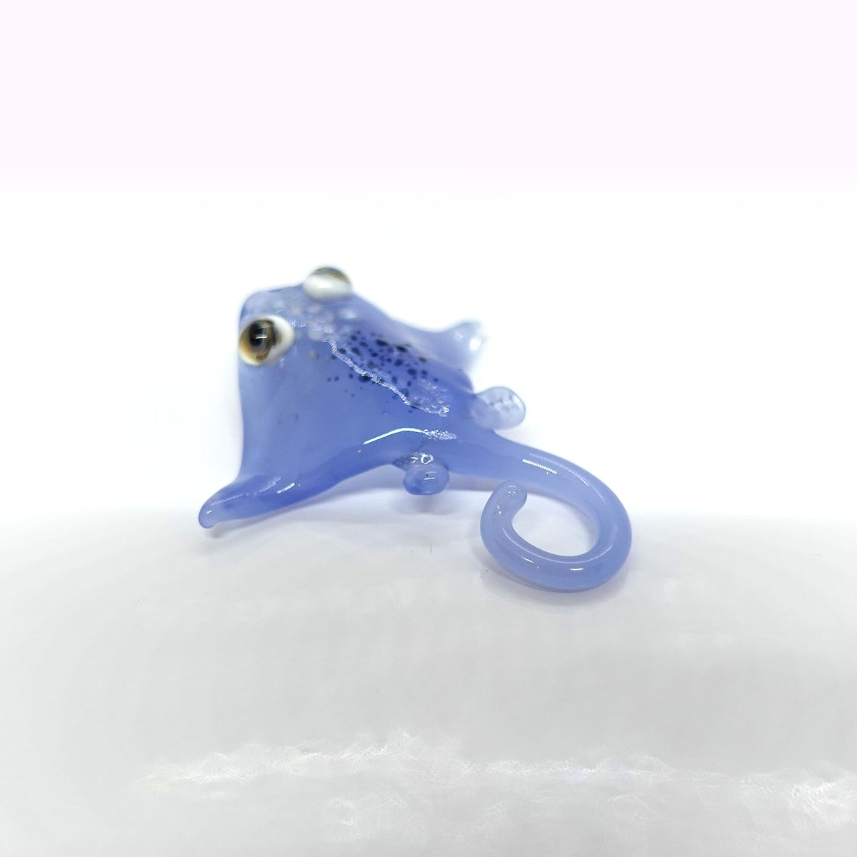 Sansukjai Manta Ray Tiny Miniature Glass Figurine – Handmade 1-Inch Blown Glass Animal – Cute Ocean Decor – Collectible Gift (Clear Blue)