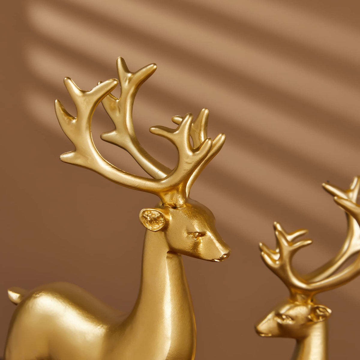 Christmas Decoration 2PCS Reindeer Resin Ornaments Mother Child Deer Couple Deer Sculpture used for Living Room Bookshelf Bedroom Wine Cabinet Decoration to Enhance Atmosphere (Gold Smooth)