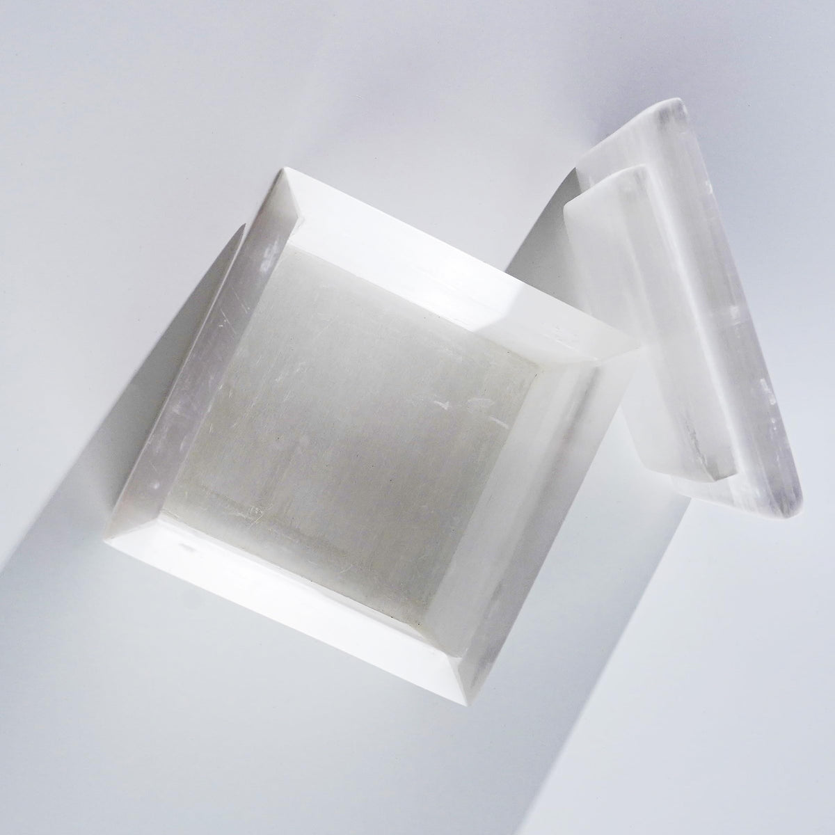Natural Selenite Crystal Box, 4-Inch Stone Holder with Lid, Artisan-Crafted Geode Bowl for Energy Cleansing, Jewelry Storage, Meditation
