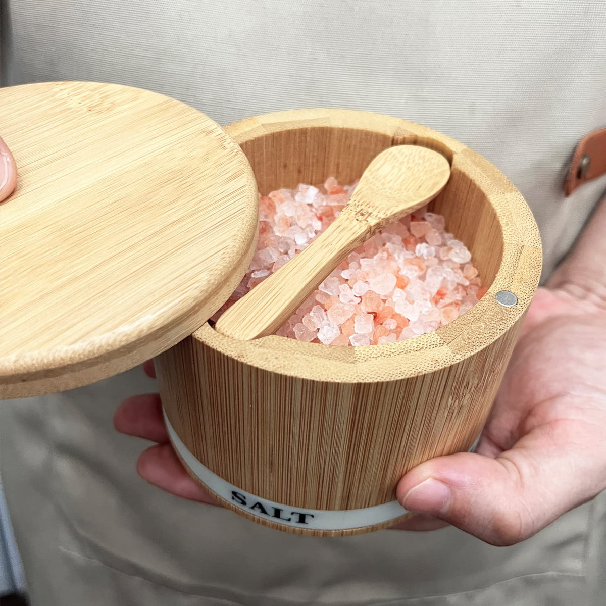 ThougrLyh Salt Box Bamboo Salt Container with Swivel Lid and Spoon Small Spice Cellar with Label 8 oz Capacity salt Holder for Countertop with Magnetic to Easy Open and Seal