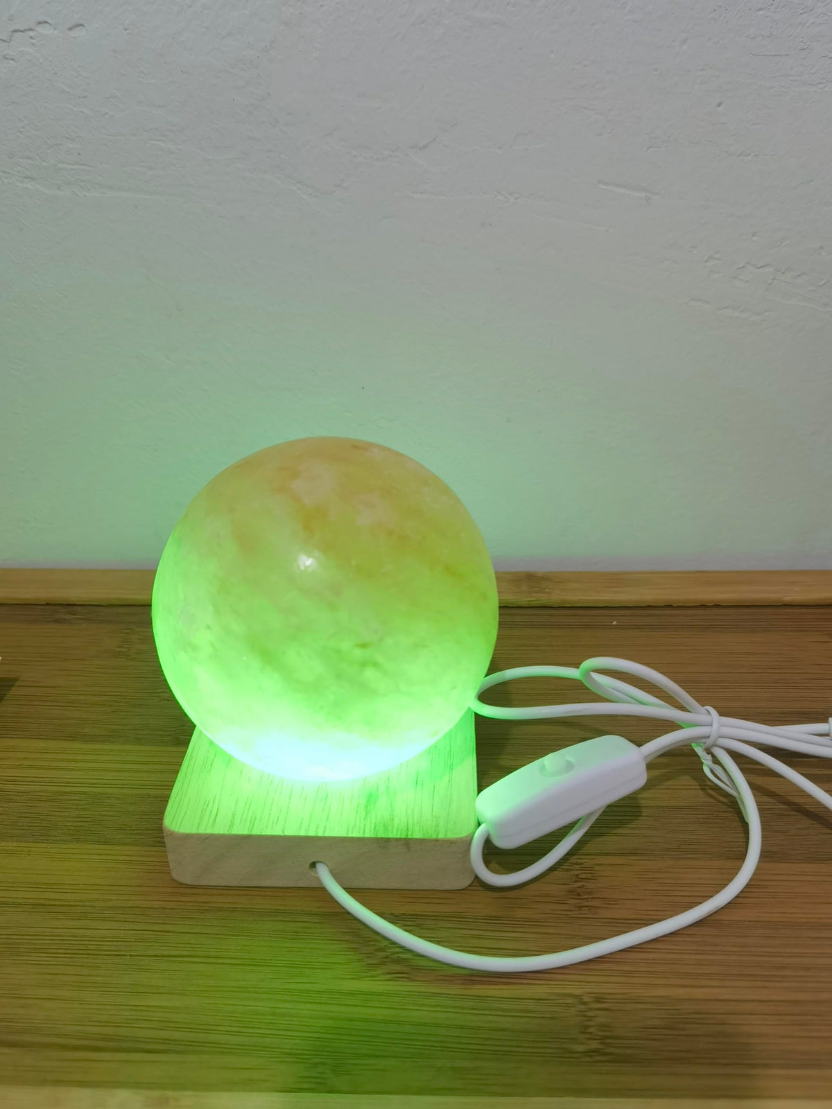 YZYOE USB Colour Gradient Himalayan Salt lamp, Solid Wood Base Atmosphere Decoration Rotundity Salt lamp with Remote Control, Natural Crystal Stone Bedside Night Light, Handmade Crafts.