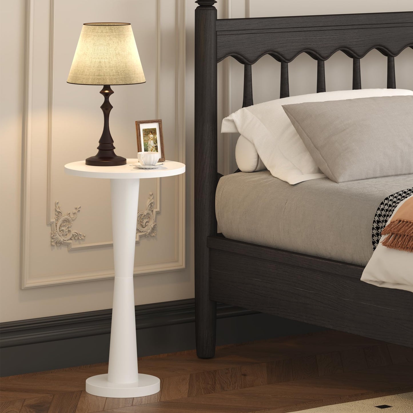 LAATOOREE Small Round Side Table, Wood Pedestal Drink Table, Accent Coffee End Table with Solid Wood Leg for Small Space, Living Room, Bedroom, Corner (1, White)