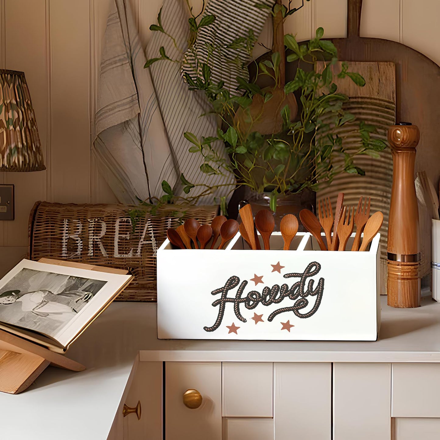 LIANGW Western Pen Pencil Holder for Desk, Cowgirl Gifts, Cowboy Gifts for Women Men, Western Office Decor, Howdy Southwestern Wooden Box Sign Decorations for Home Office Desk Tabletop