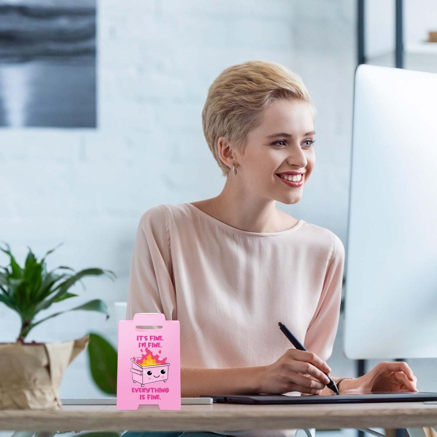 Yuntau Dumpster Fire Desk Accessories Its Fine Everythings Fine Funny Desk Sign Office Decor Funny Gift for Coworker Friends Teammate Employee Boss Teacher(Pink)