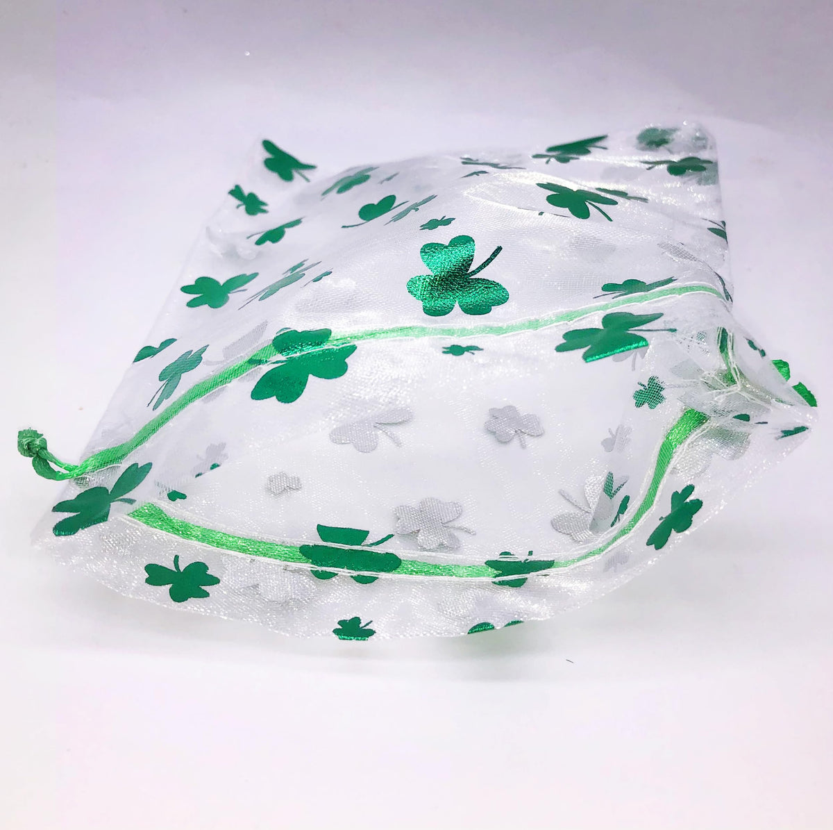 Jexila 50PCS St.Patrick's Day Organza Gift Bags Shamrock Clover Drawstring Goodie Treat Bag St.Patrick's Party Favors for Kids Classroom