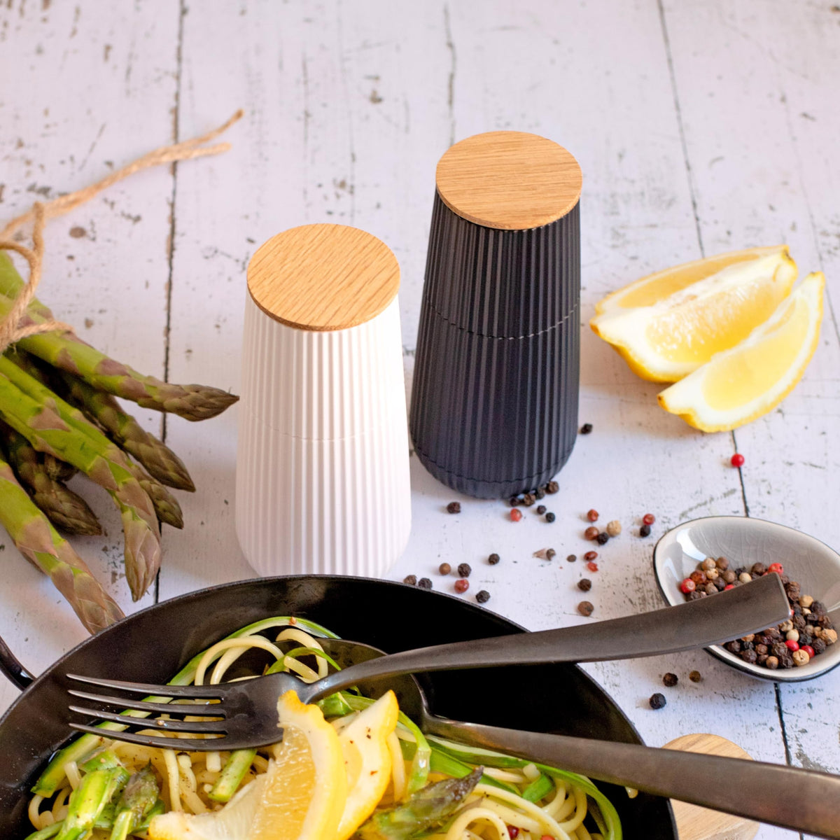 AdHoc Pepper and Salt Mill Set Scape, Black & White, CeraCut Ceramic Grinder, Plastic/Oak Wood, D: 5,8 cm, H: 12,3 cm
