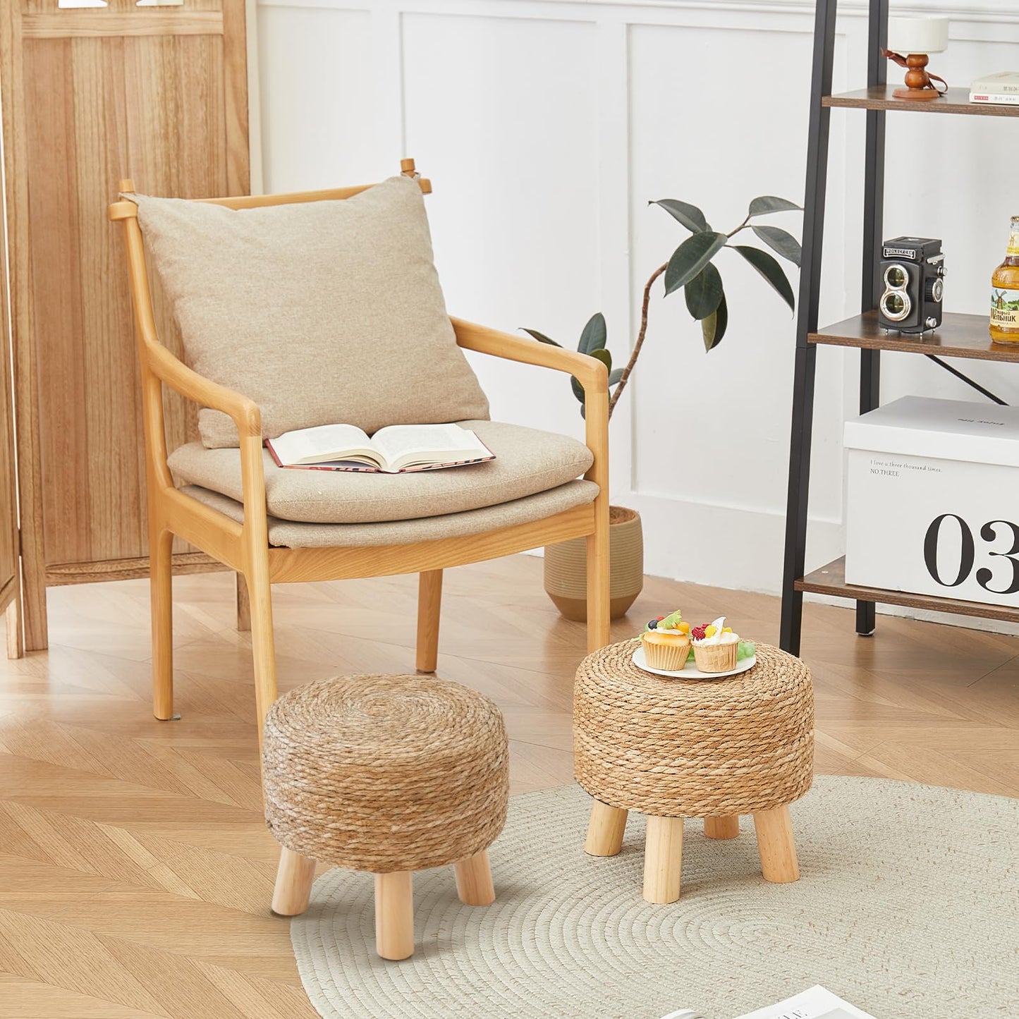 ALeesing Round Ottoman Natural Seagrass Footstool, Round Footstool with 4 Wood Legs, Hand Woven Round Footstool Sofa Stool, Multifunctional Modern Dressing Stool, Sofa Side Table for Bedroom (Nature)