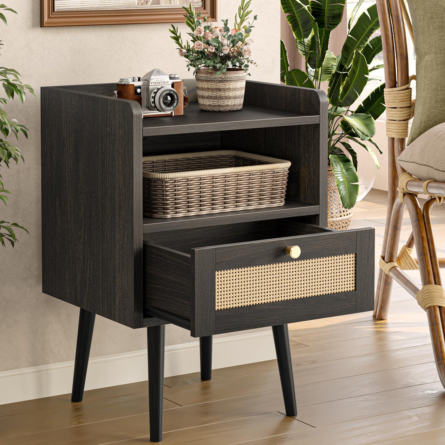MECHYIN Night Stand Set 2, Nightstands Set of 2 with Charging Station, Rattan Side Tables with Solid Wood Legs, Boho Bedside End Table for Apartment Bedroom Dorm Small Space