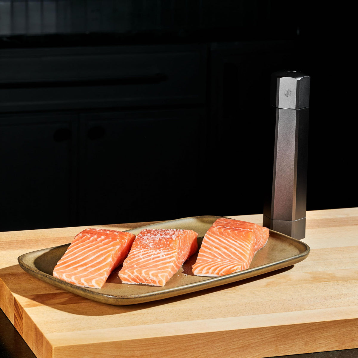HexClad HexMill Salt Grinder, Professional Grade Heavy-Duty, Refillable, Aluminum Gunmetal Gray, Adjustable Ten Grind Settings
