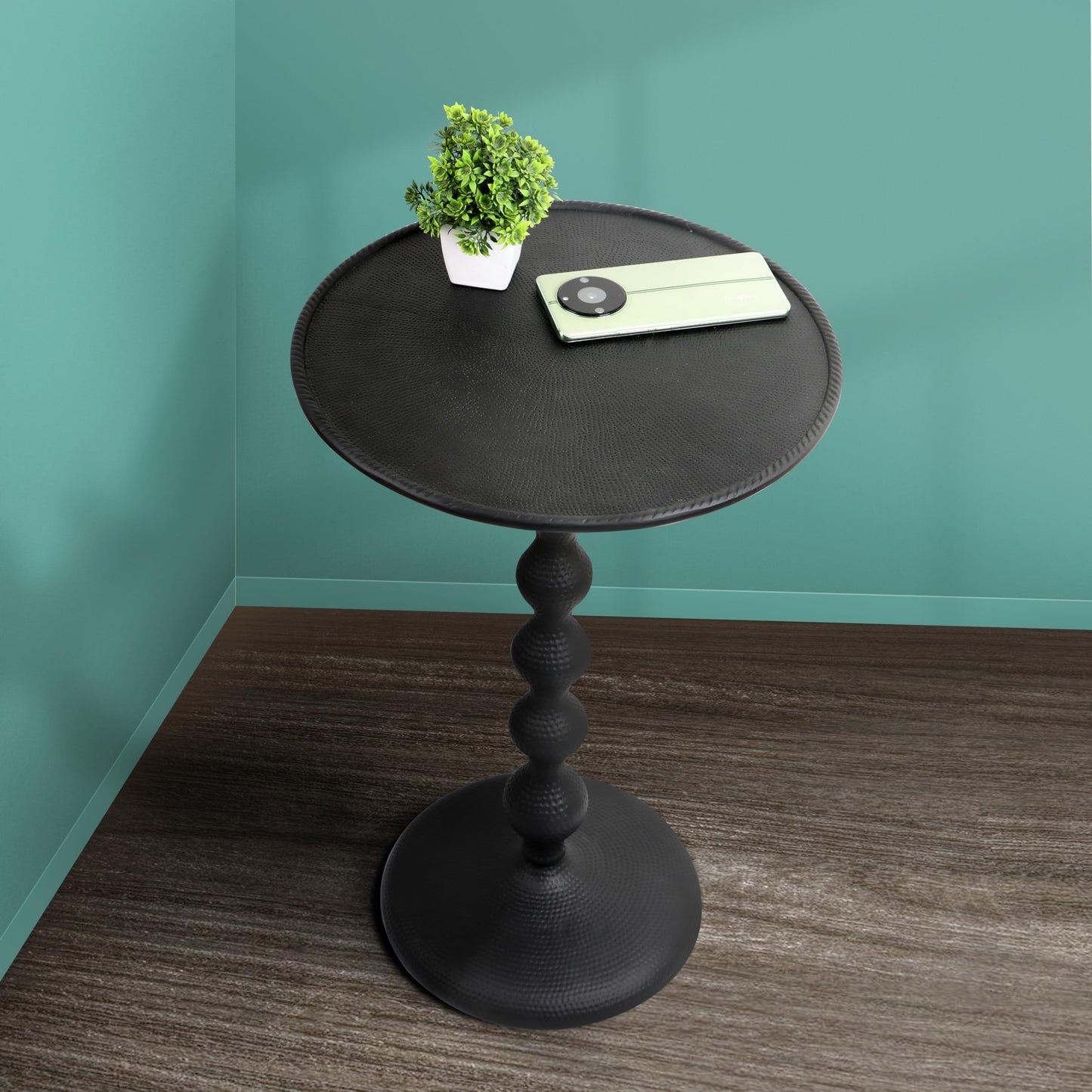 End Table, Round Hammered Modern Metal Side Table with Pedestal Base, Aluminum Lightweight & Durable Accent Table for Living Room, Bedroom, Sofa Side & Small Spaces - Black
