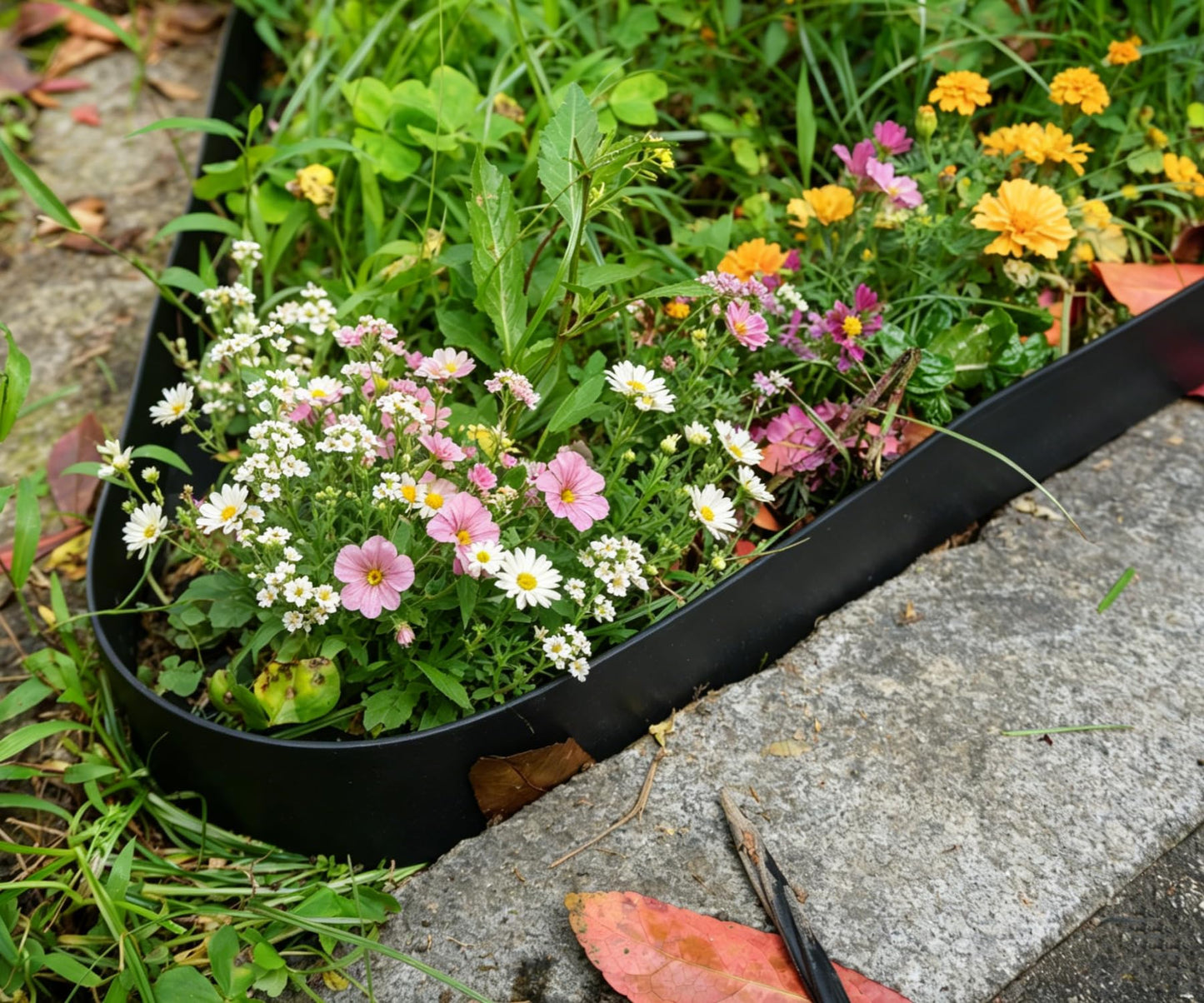 A ANLEOLIFE 20FT Plastic Landscape Edging, 2" Tall No-Dig Black Garden Border with 24 Spikes, Heavy-Duty Flexible Lawn Coil, Grass Barrier & Easy Install