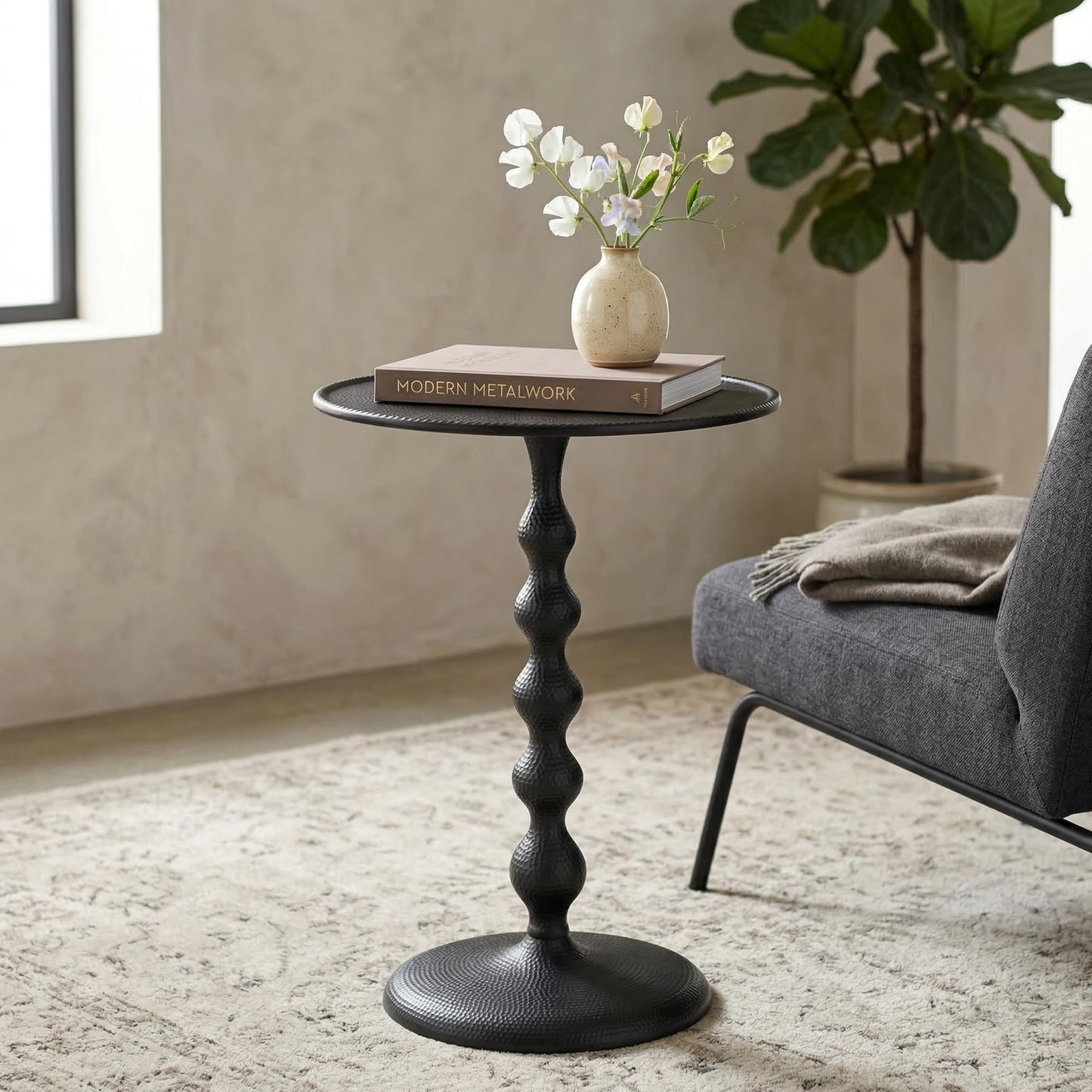 End Table, Round Hammered Modern Metal Side Table with Pedestal Base, Aluminum Lightweight & Durable Accent Table for Living Room, Bedroom, Sofa Side & Small Spaces - Black