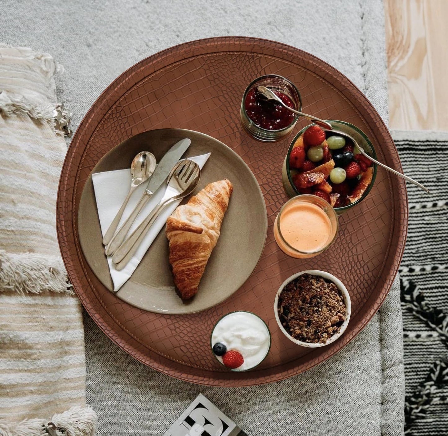 HofferRuffer Round Serving Tray 20'', Elegant Faux Leather Circle Ottoman Table Tray, Serve Tea Coffee Breakfast in Bedroom Living Room Kitchen (Brown)