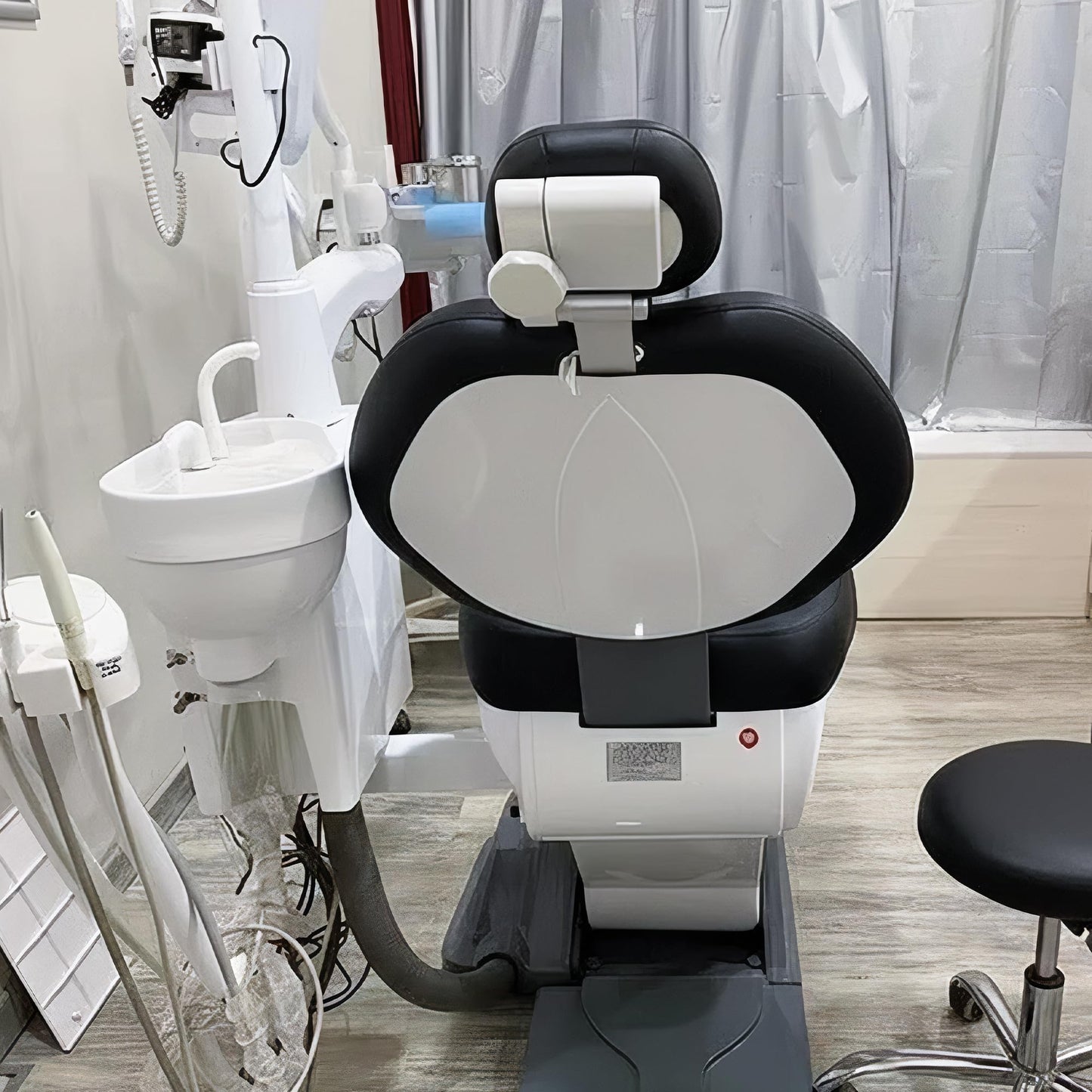4Pcs/Set Protective Dental Chair Covers PU Leather Waterproof Elastic Seat Cover Headrest Backrest Round Cushion Protection Reusable Washable Wipeable Dentist Office Equipment Upholstery Case (Black)