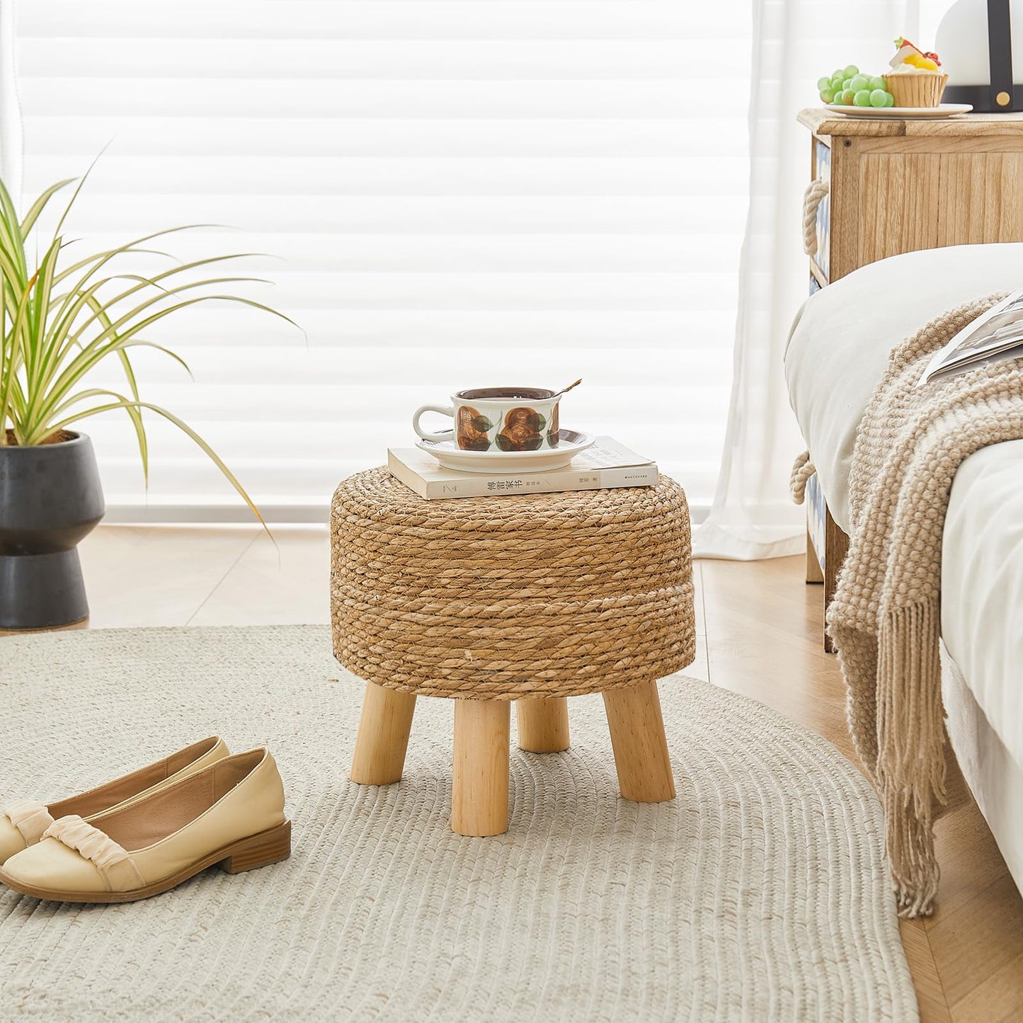 ALeesing Round Ottoman Natural Seagrass Footstool, Round Footstool with 4 Wood Legs, Hand Woven Round Footstool Sofa Stool, Multifunctional Modern Dressing Stool, Sofa Side Table for Bedroom (Nature)