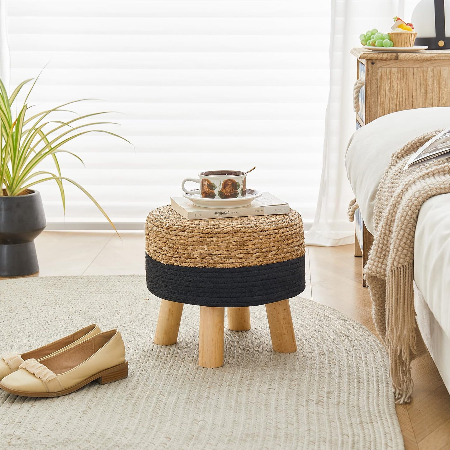 ALeesing Round Ottoman Natural Seagrass Footstool, Foot Stool with 4 Wood Legs, Hand Woven Round Footstool, Sofa Stool, Multifunctional Modern Dressing Stool, Sofa Side Table for Bedroom (Black)