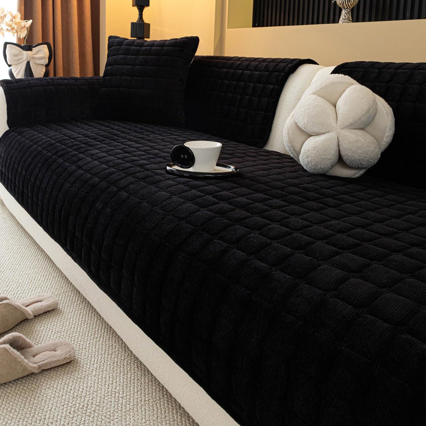 MDSASFD Velvet Couch Cover, Plush Sectional Sofa Cover Washable, Anti Slip Sofa Slipcover for 4 Cushions Sofas, Furniture Protector Covers for Pets & Kids(1PC, Black, 35.4"×94.5", 4-Seater)