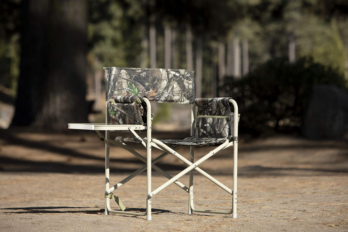 PICNIC TIME Outdoor Directors Chair with Side Table, 300 lb Capacity Folding Outdoor Beach Chair for Adults with Foldaway Backpack Straps, Armrest Caddy, and Umbrella Loop (Camouflage)