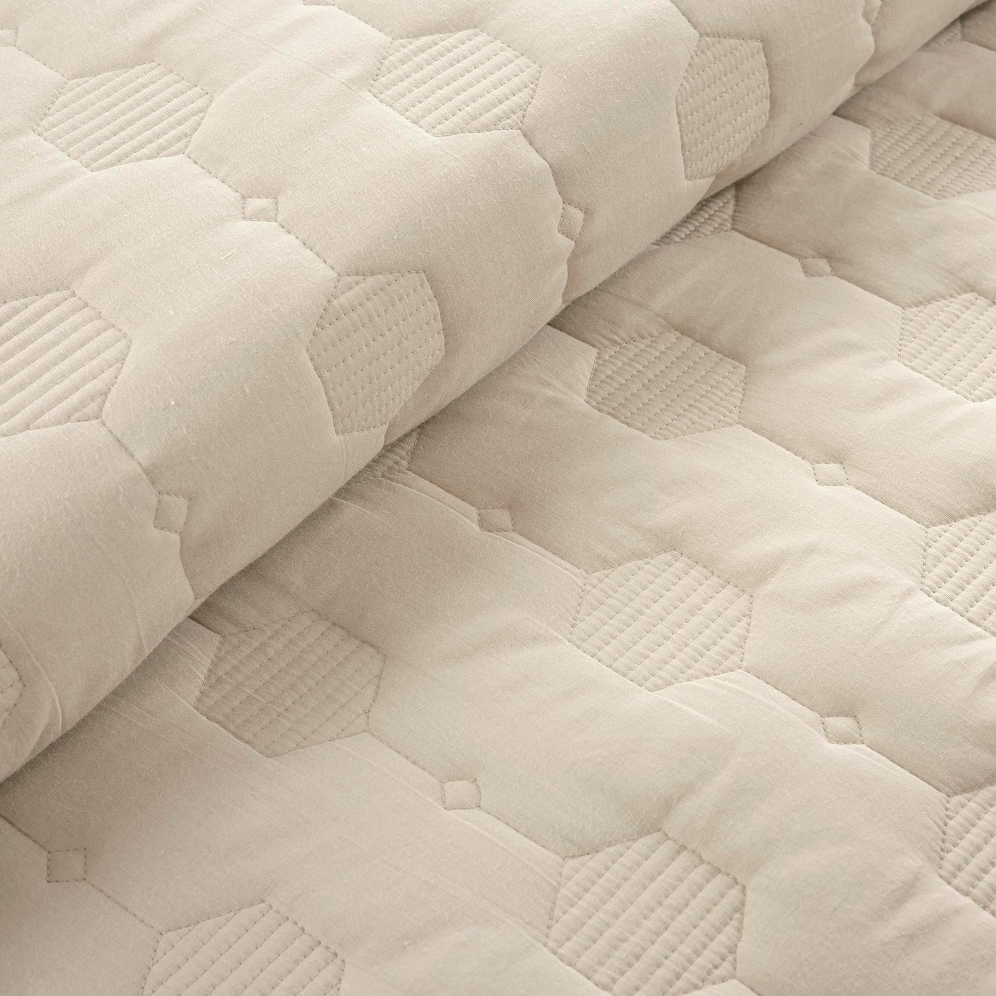 Lush Decor Hexagon Honeycomb Embroidered Textured Cotton 3 Piece Quilt Set, King/Cal King, Neutral