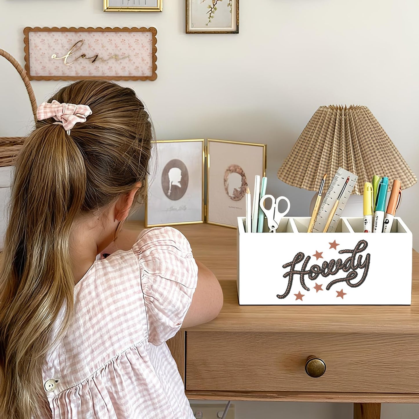 LIANGW Western Pen Pencil Holder for Desk, Cowgirl Gifts, Cowboy Gifts for Women Men, Western Office Decor, Howdy Southwestern Wooden Box Sign Decorations for Home Office Desk Tabletop