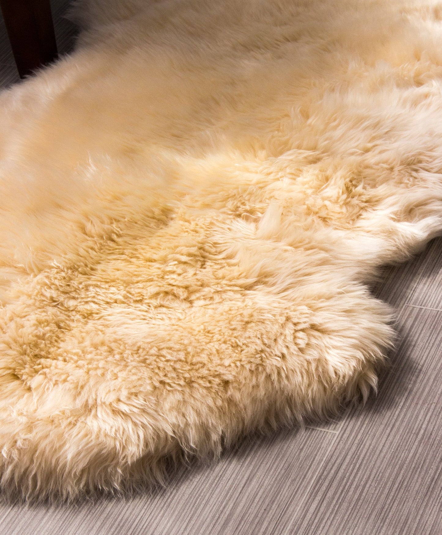HUAHOO Premium Genuine Sheepskin Rug Beige Real Australia Sheepskin Natural Luxury Fluffy Lambskin Fur Area Rug Seat Covers for Kids Bedroom Sofa Chair Cover Pets Dogs Mat Quarto Pelt/4' x 6' Beige