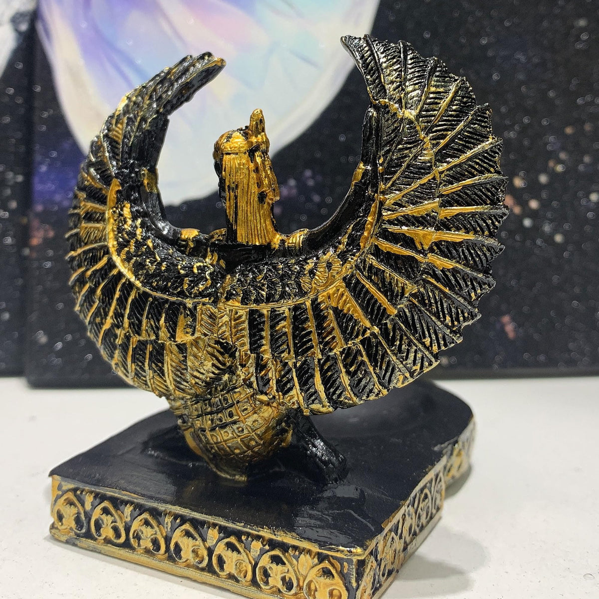 VSPDVO Open Wings Kneeling Egyptian Isis Figurine Ancient Egyptian Mythology Goddess Sculpture Crystal Ball Holder Home Décor Collectible Figurine Egypt Souvenirs(1 Ball)
