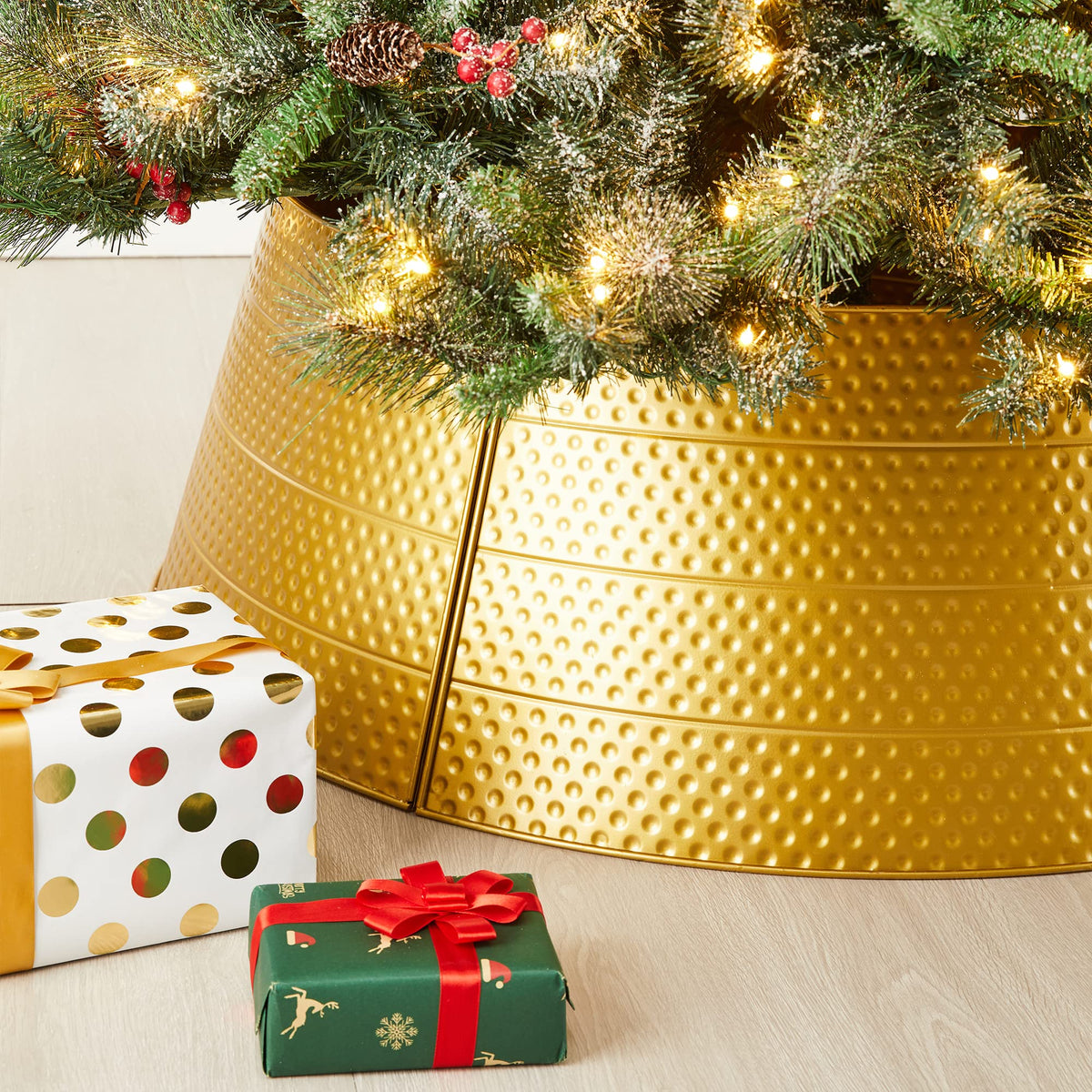 Glitzhome Adjustable Hammered Metal Christmas Tree Collar Decorations, 40.5" D, Gold, Large (GH31066)