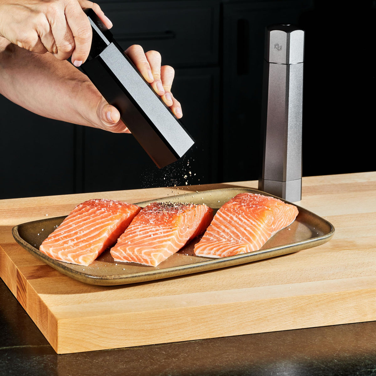 HexClad Salt and Pepper Mill Set with Adjustable Professional Grinders and No-Mess Caps