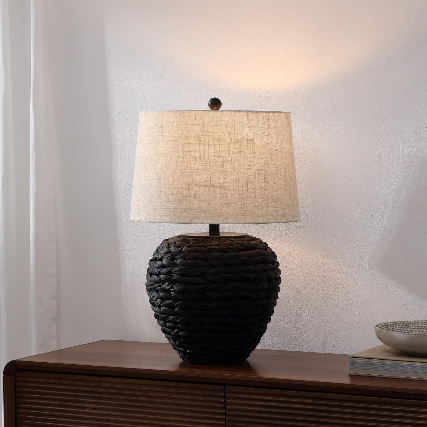 JONATHAN Y 24.5" Black Water Hyacinth Farmhouse Basket Table Lamp, Coastal Decor for Living Room Bedroom Nightstand, Light Gray Linen Shade, LED Bulb Included (JYL6501D)