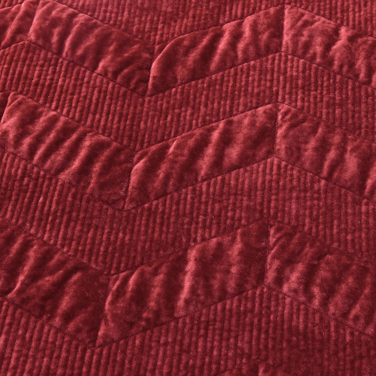 SHALALA Luxury Velvet Quilt Set Queen Size,Ultra Soft Lightweight Summer Velvet Comforter Set, Oversized Bedspread Coverlet with 2 Shams Geometries Pattern,for All Season(Poinsettia,Queen)