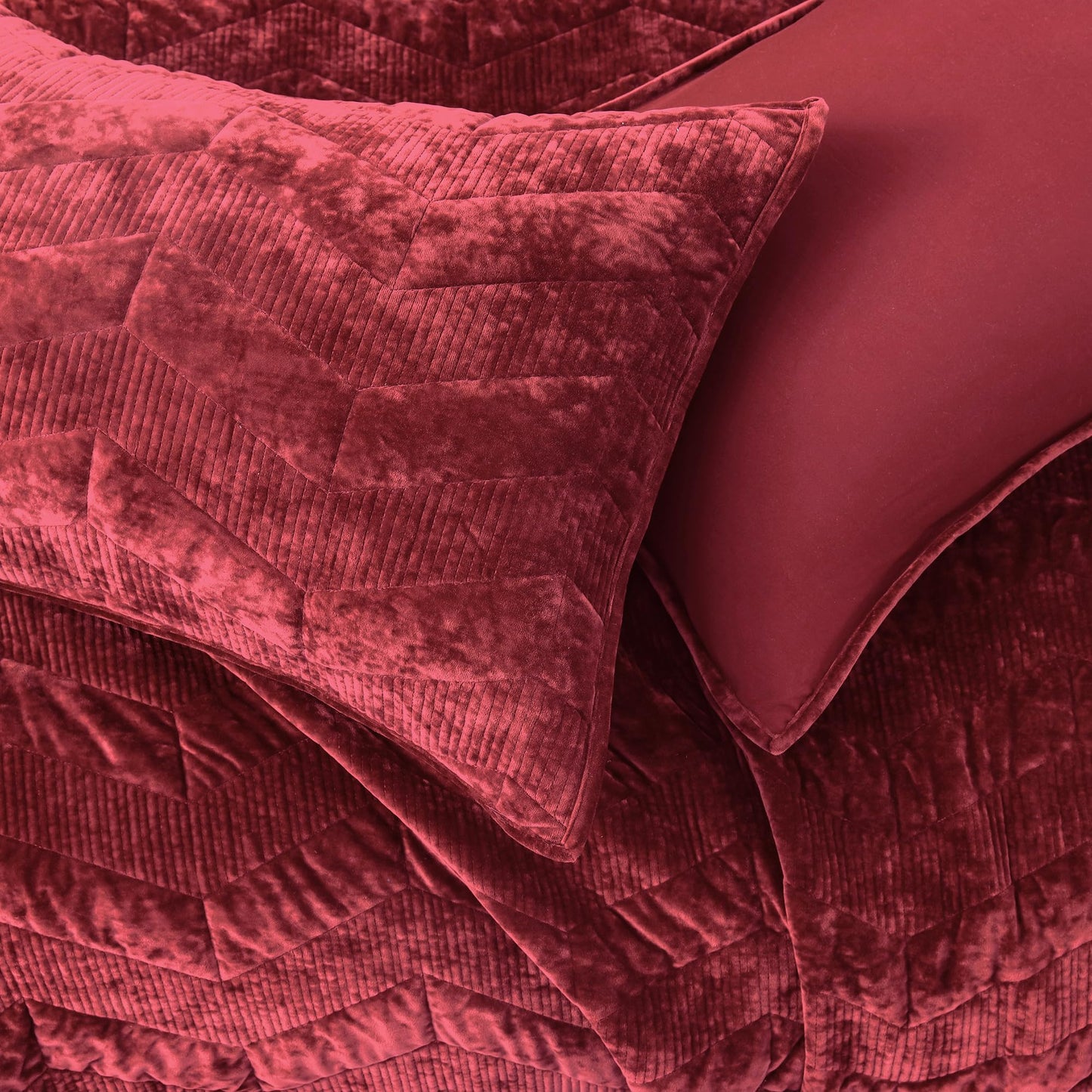 SHALALA Luxury Velvet Quilt Set Queen Size,Ultra Soft Lightweight Summer Velvet Comforter Set, Oversized Bedspread Coverlet with 2 Shams Geometries Pattern,for All Season(Poinsettia,Queen)