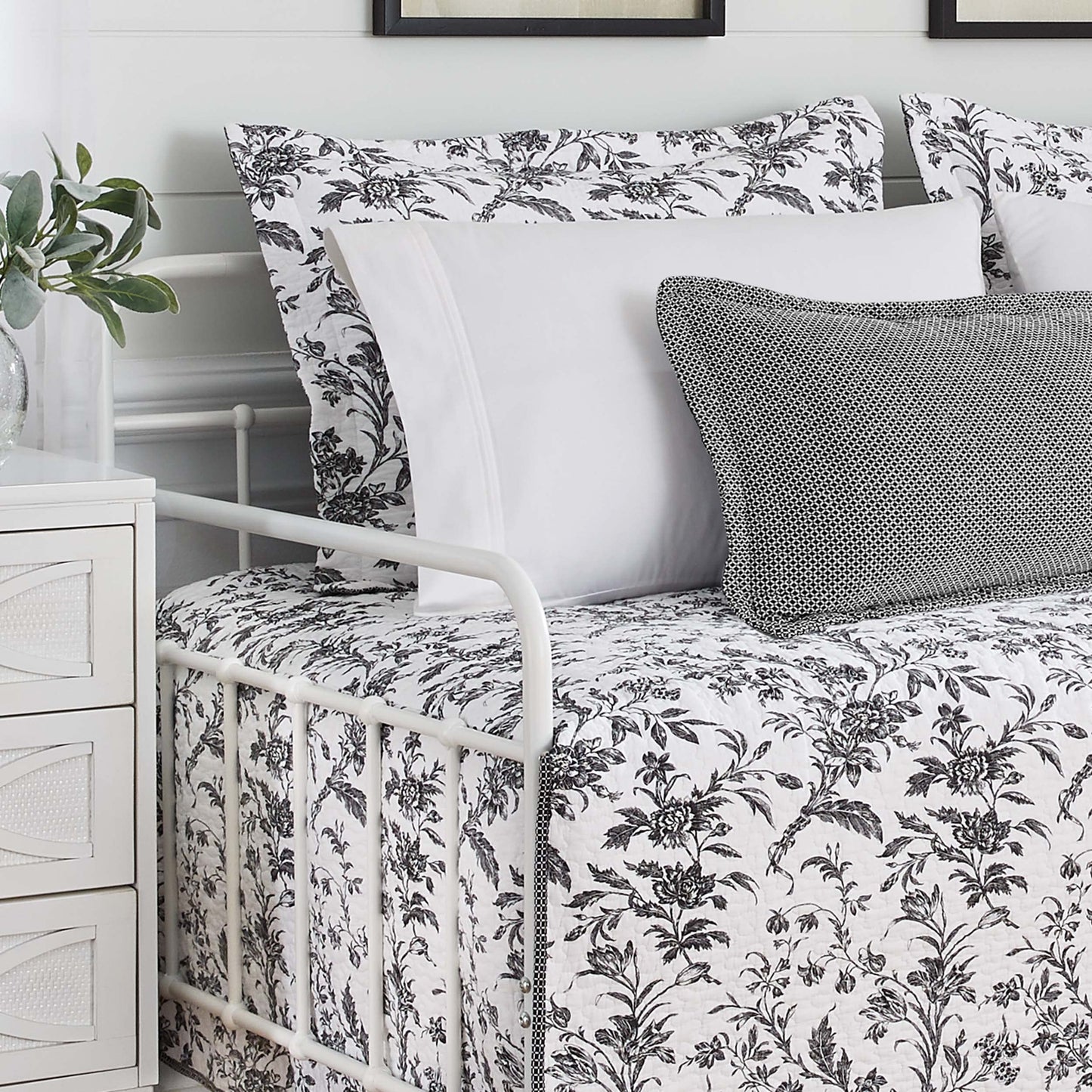 Laura Ashley Home - Daybed Set, Lightweight Bedding with Matching Shams & Pillow Cover, Home Decor for All Seasons (Amberley Black, Daybed)