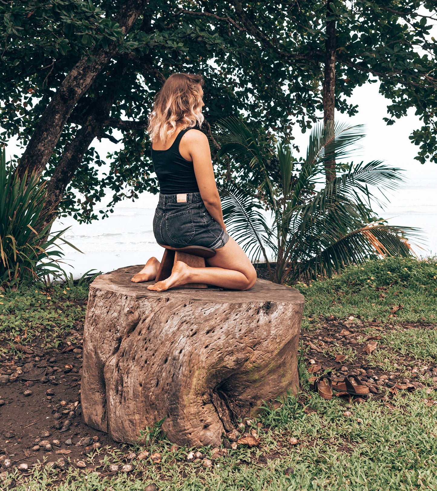 BLUECONY Meditation Bench IKUKO Original, Portable Version with Bag, Locally Handmade Yoga Exercise Wooden Kneeling Ergonomic Seiza Seat - Dark Walnut, Low Height (6" or 16 cm)